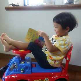 絵を見て本を読む♪の画像