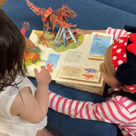 2歳の妹をお世話する小4姉の画像