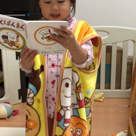 パパに絵本を読んでくれるヤツの画像