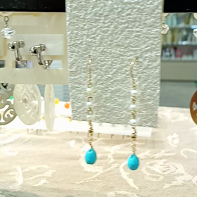 スリーピングビューティーターコイズしずく型の金色ピアスの画像