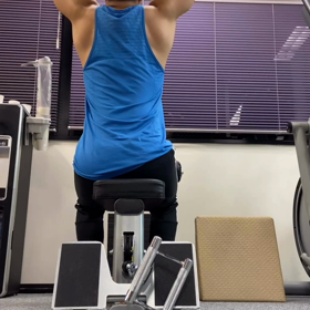 ラットプルダウンの正しい引き方の画像