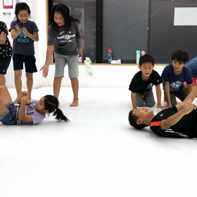 背中とお尻で移動するの画像