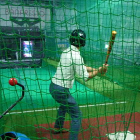 会社野球部のバッティング練の画像