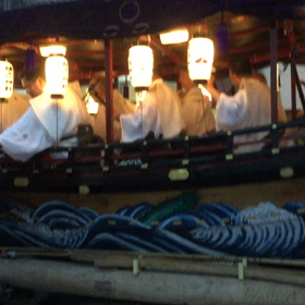 長州城下の闇に進む船の画像