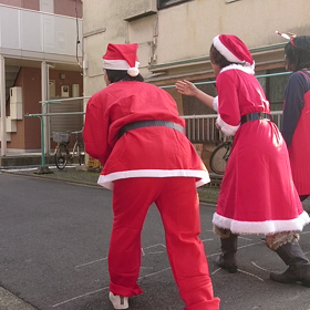 サンタでパン食い競争の画像