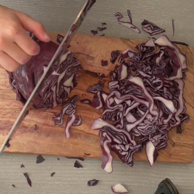 料理リレーのバトンと受け取っての画像