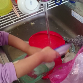お皿洗いの画像