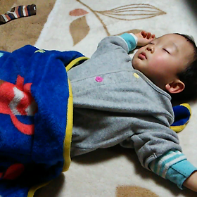 眠たい人と寝た人の画像