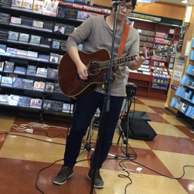 TSUTAYA福生 インストライブ    シンガーソングライター窪田くんの画像