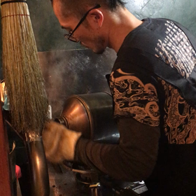 手回し焙煎風景　その②の画像