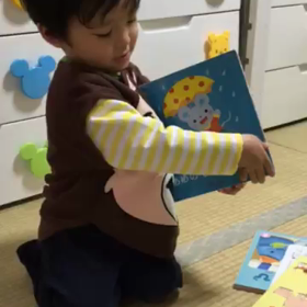 絵本を読んでくれる長男くんの画像