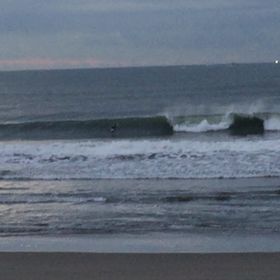 12月18日千葉北、東浪見の朝の波の画像