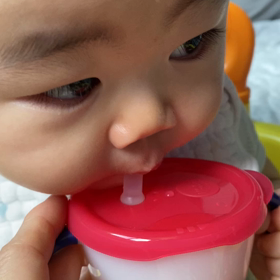 8ヶ月坊ちゃん寝返り&セルフ飲みをマスターの画像