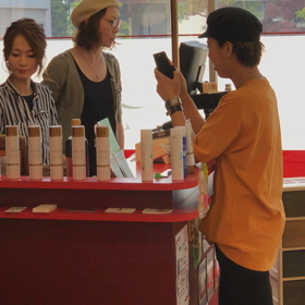 5人での正装営業の画像