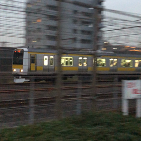 黄色い電車の画像