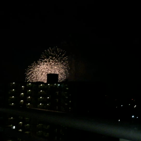 マンションからの花火 前のマンションが邪魔の画像