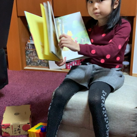 読み聞かせする長女さんの画像