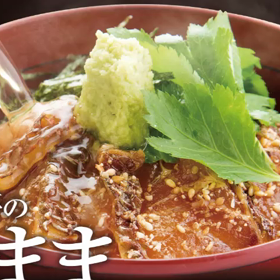 料理を楽し  む海沿いの福井県の旅館の画像