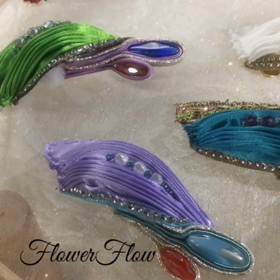 サテンプリーツのパーツをソウタシエで装飾の画像