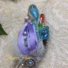 サテンプリーツブローチ「小鳥のさえずり ライラック バージョン」&ブローチのバランスをとる工夫の画像