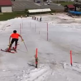 真夏の雪上トレーニングの画像