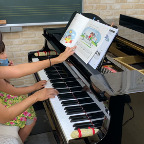 仲良し姉妹❣️お姉ちゃんが黒板に✨の画像