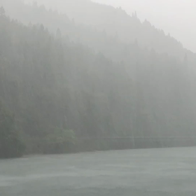 雷と下原ダムの画像