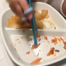 【2歳3ヶ月】トレーニング箸でお箸の練習中〜の画像