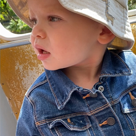 闇を抜け て、光に気づく瞬間の画像