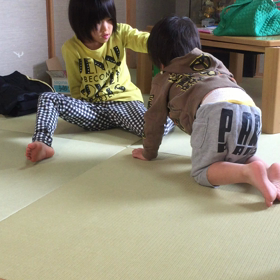 姉と弟の喧嘩の画像