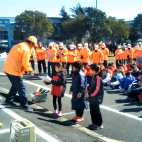女子１キロの部 優勝 横山海詩さん 表彰式の画像