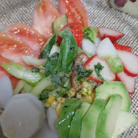 新鮮な野菜でサラダ。の画像