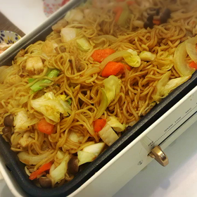 ホットプレートで、焼きそば。の画像