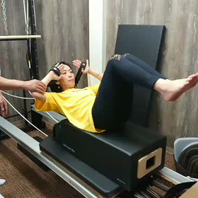 背筋が伸びた紳士の画像