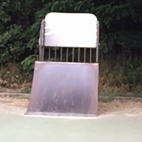 通勤途中のスケートの画像