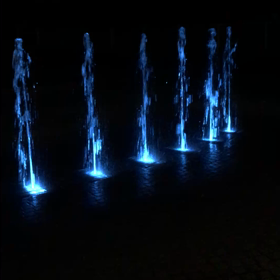 噴水、並木道の画像