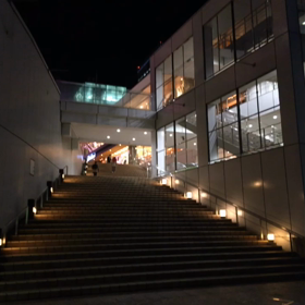 新宿サザンテラスへの階段の画像