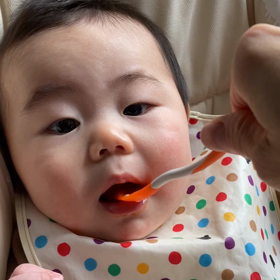 離乳食トマトに震える坊ちゃんの画像