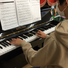 男の子のピアノレッスンの画像