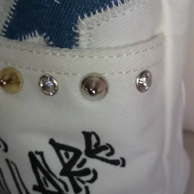 デニムリメイクバッグ風スタッズバッグ・Sサイズ・ホワイトの画像