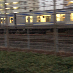 青い電車の画像