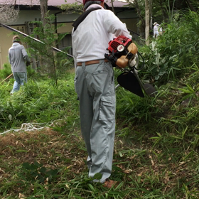 町内のグランドの清掃作業の画像