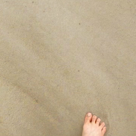 アーシングしながら歩く瞑想の画像