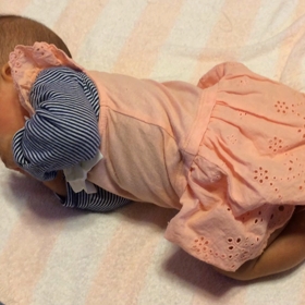 寝ぐずり&寝返り風うつ伏せの画像