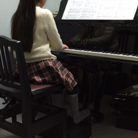 6年生を送る会で伴奏の画像