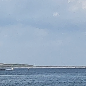 着陸する飛行機の画像