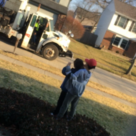 ゴミ回収車の人にクラクションを鳴らせて喜ぶ子供たちの画像