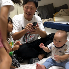寝る前に盛り上がるパパと子供達の画像