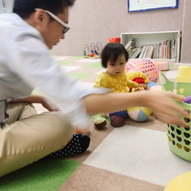 お父さんと滑り台の画像