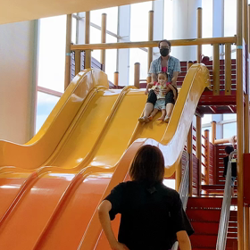 賑やかな父娘の画像